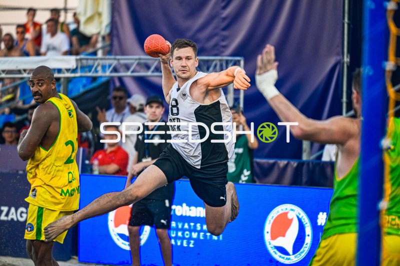 Robin John (#18; Deutschland Beachhandball) beim Sprungwurf in Zagreb