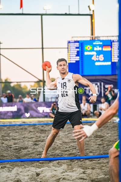 Robin John (#18; Deutschland Beachhandball) beim Wurfansatz gegen Brasilien