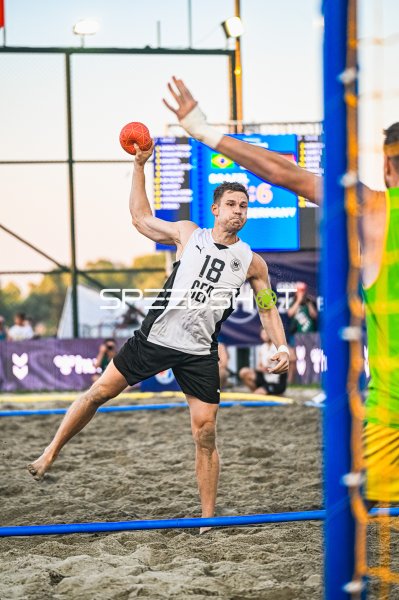Robin John (#18; Deutschland Beachhandball) beim Wurf in Zagreb