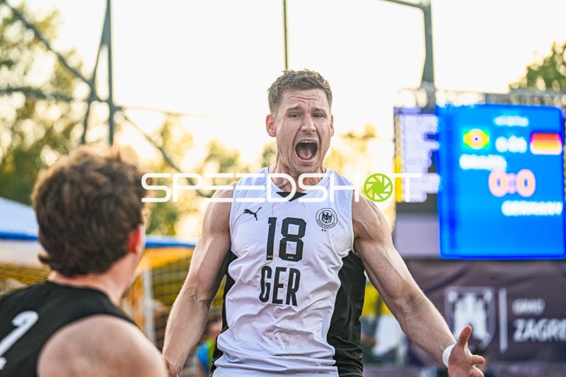 Robin John (#18; Deutschland Beachhandball) jubelt beim Spiel in Zagreb