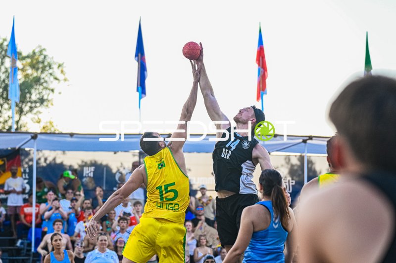Hendrik Prahst (#14; Deutschland) im Zweikampf um den Ball