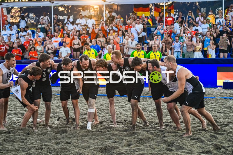 Deutschland Beachhandball Nationalmannschaft feiert gemeinsam beim Jubel-Kreis