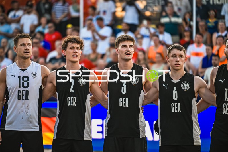 Robin John (#18), Lennart Wörmann (#2), Lennart Liebeck (#3) und Lars Zelser (#6) bei der Hymne
