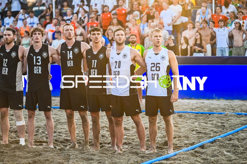 Deutschland Beachhandball Nationalmannschaft bei der Hymne in Zagreb