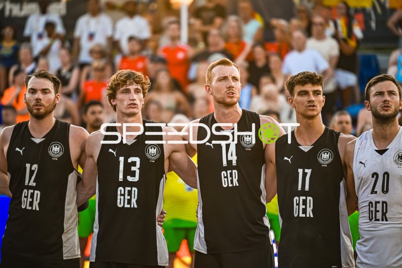 Dilayla Alarslan (#12), Severin Henrich (#13), Hendrik Prahst (#14), Tim Krauth (#17) und Oliver Middell (#20) bei der Hymne
