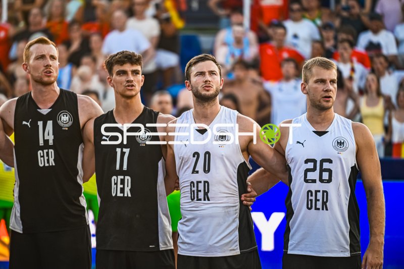 Hendrik Prahst, Tim Krauth, Oliver Middell und Moritz Ebert bei der Hymne in Zagreb