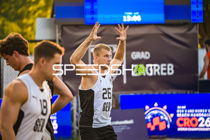 Moritz Ebert (#26; Deutschland Beachhandball) mit erhobenen Armen in Zagreb