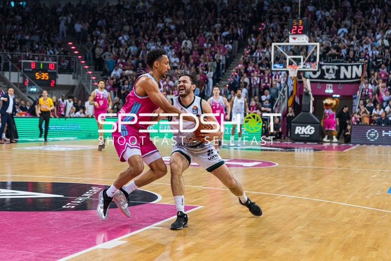 Clay Guillozet (4: VET-Concept Gladiators Trier) und Joel Aminu in der Verteidigung (21: Telekom Baskets Bonn)