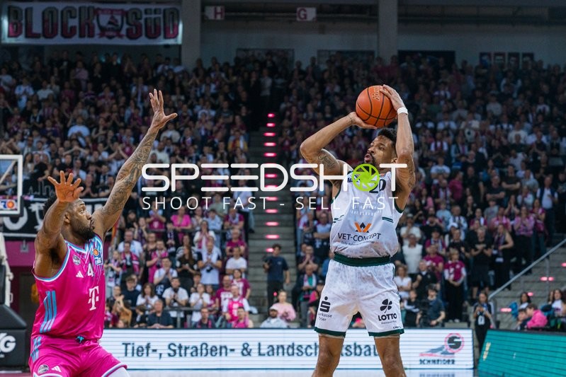 Urald King (20: VET-Concept Gladiators Trier) mit Wurf und Jeff Garret Jr in der Verteidigung (4: Telekom Baskets Bonn)