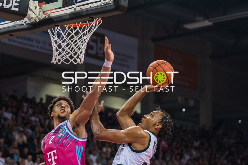 George King (94: VET-Concept Gladiators Trier) mit Zug zum Korb und Alijah Comitier (2: Telekom Baskets Bonn) in der Verteidigung