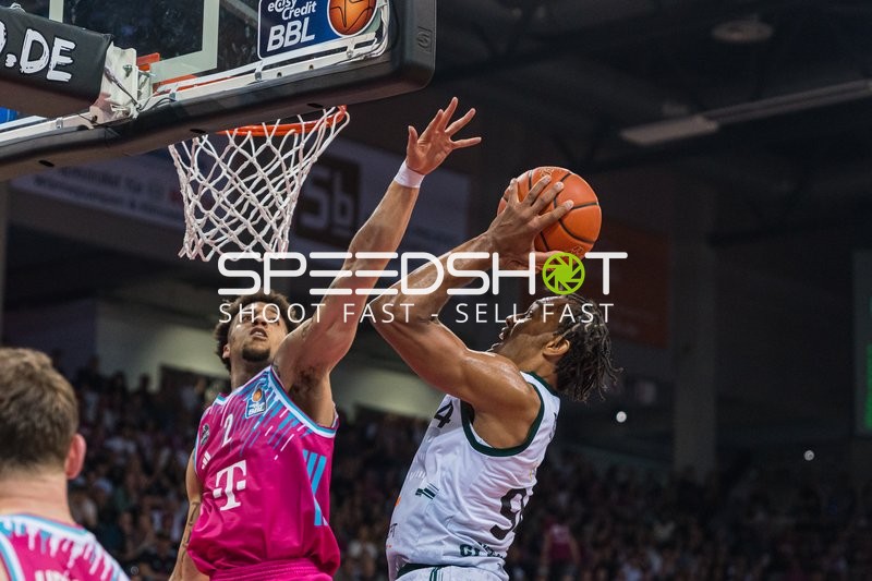 George King (94: VET-Concept Gladiators Trier) mit Zug zum Korb und Alijah Comitier (2: Telekom Baskets Bonn) in der Verteidigung