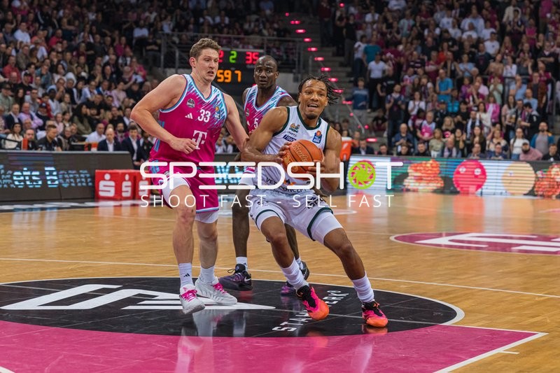 George King (94: VET-Concept Gladiators Trier) mit Zug zum Korb und Patrick Heckmann (33: Telekom Baskets Bonn) in der Verteidigung