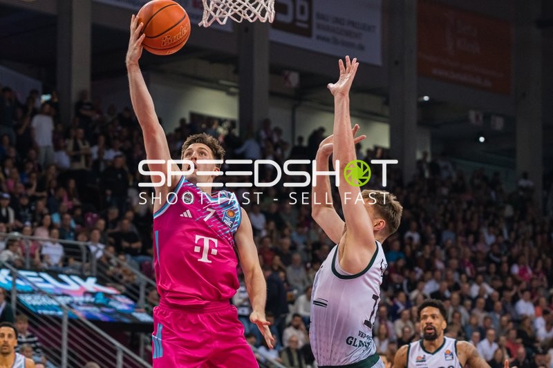 Grayson Murphy (7: Telekom Baskets Bonn) mit Zug zum Korb