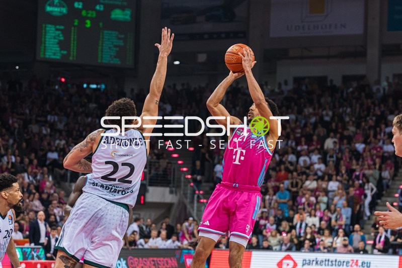 Joel Aminu (21: Telekom Baskets Bonn) mit Wurf und Nolan Adekunle (22: VET-Concept Gladiators Trier) in der Verteidigung
