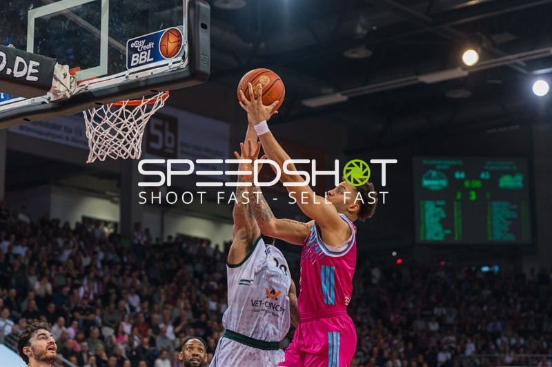 Alijah Comitier (2: Telekom Baskets Bonn) mit Zug zum Korb und Urald King (20: VET-Concept Gladiators Trier) in der Verteidigung