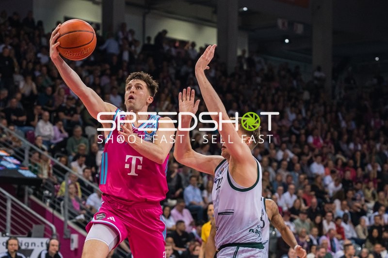 Grayson Murphy (7: Telekom Baskets Bonn) mit Zug zum Korb