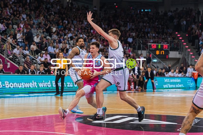 Grayson Murphy (7: Telekom Baskets Bonn) mit Zug zum Korb am 33. Spieltag in der EasyCredit BBL in Bonn.