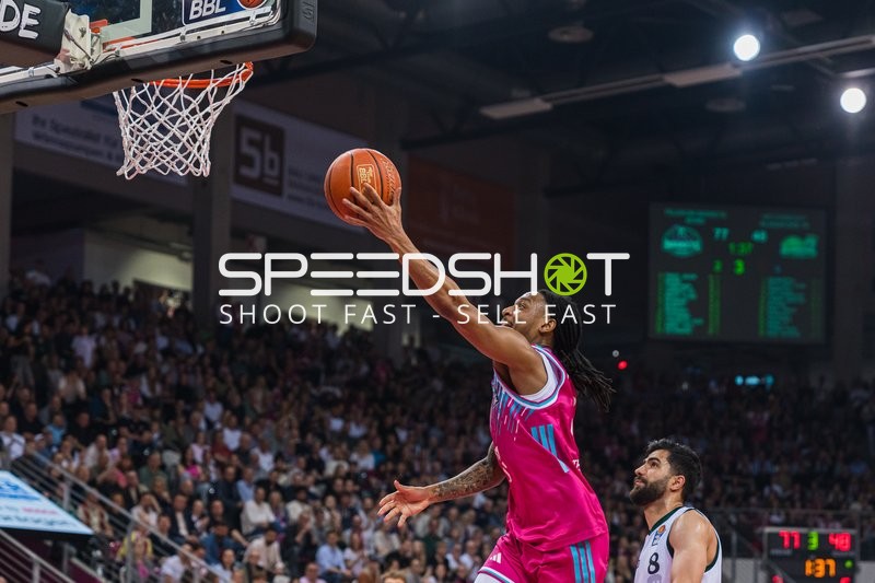 Jalen Finch (0: Telekom Baskets Bonn) mit Zug zum Korb