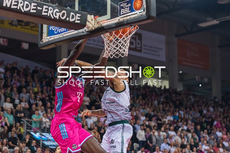 Kur Jongkuch (15: Telekom Baskets Bonn) mit einem Dunk über seinem Verteidige