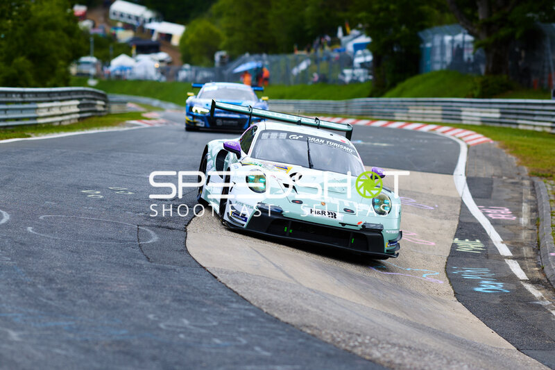 Porsche 911 GT3 R #91 von Reiter Engineering in der Nordschleife-Kurve
