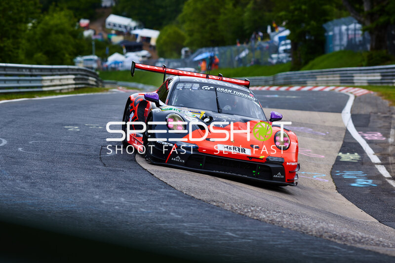 Porsche 911 GT3 #91 von Reiter Engineering in der Nordschleife-Kurve