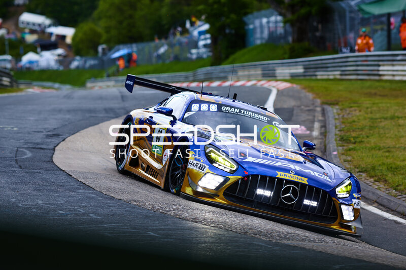 Mercedes-AMG GT3 #80 von RAVENOL in der Kurve am Nürburgring