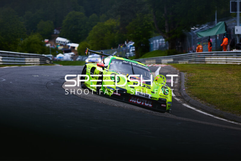 Manthey Porsche 911 GT3 R #911 nimmt Kurve auf der Nordschleife