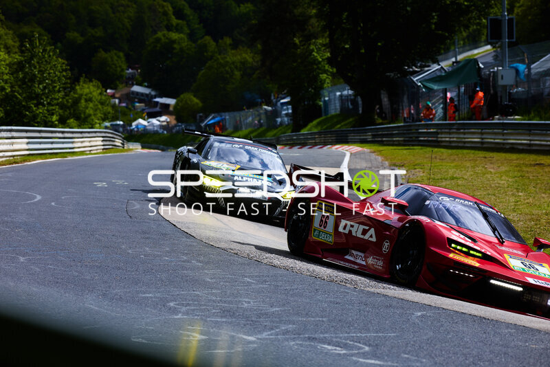 Reiter Engineering #66 und dunkles GT3-Fahrzeug auf der Nordschleife