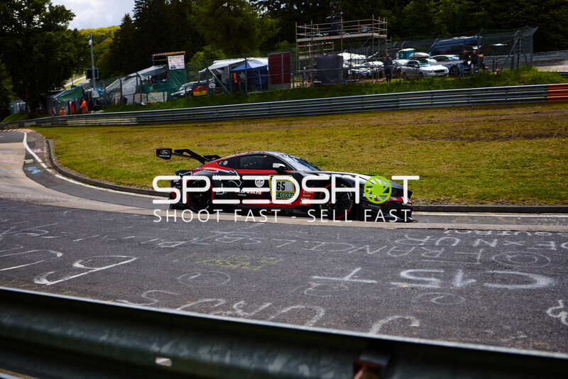 Ford Mustang GT3 #65 von HRT Ford Racing in der Kurve am Nürburgring