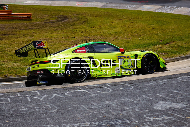 Porsche 911 GT3 R #911 von Manthey im Neongelb auf dem Nürburgring