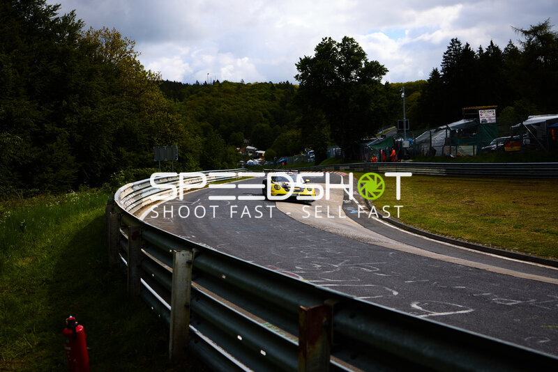 Gelber Porsche 911 GT3 #91 von Reiter Engineering auf der Nordschleife