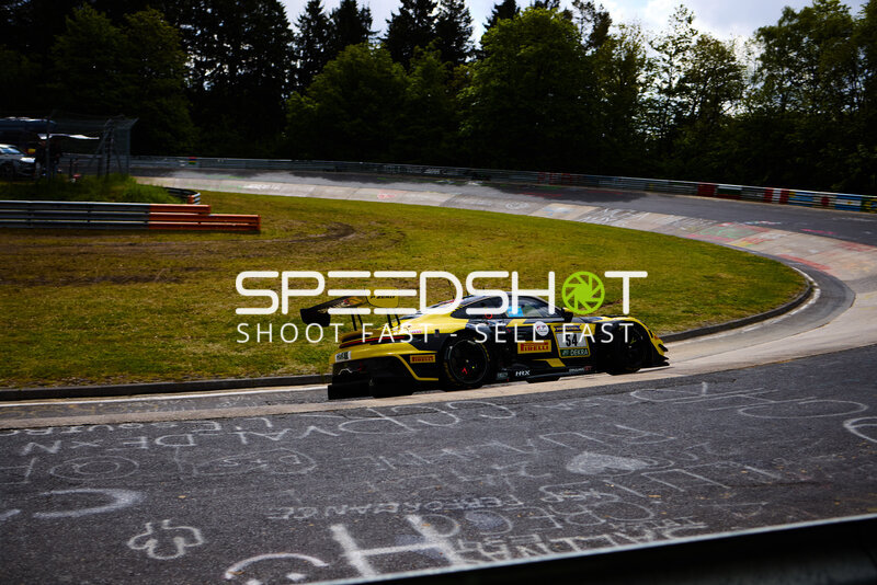 Porsche 911 GT3 #54 von Dinamic GT in der Kurve am Nürburgring