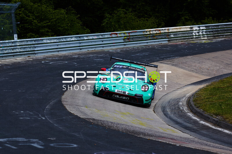 Falken Porsche 911 GT3 R durchfährt enge Kurve auf der Nordschleife