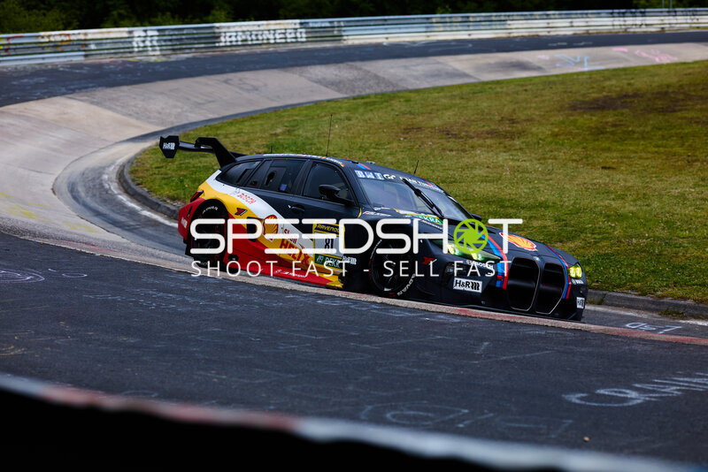 BMW M3 GT #81 von Schubert Motorsport in der Nordschleife-Kurve