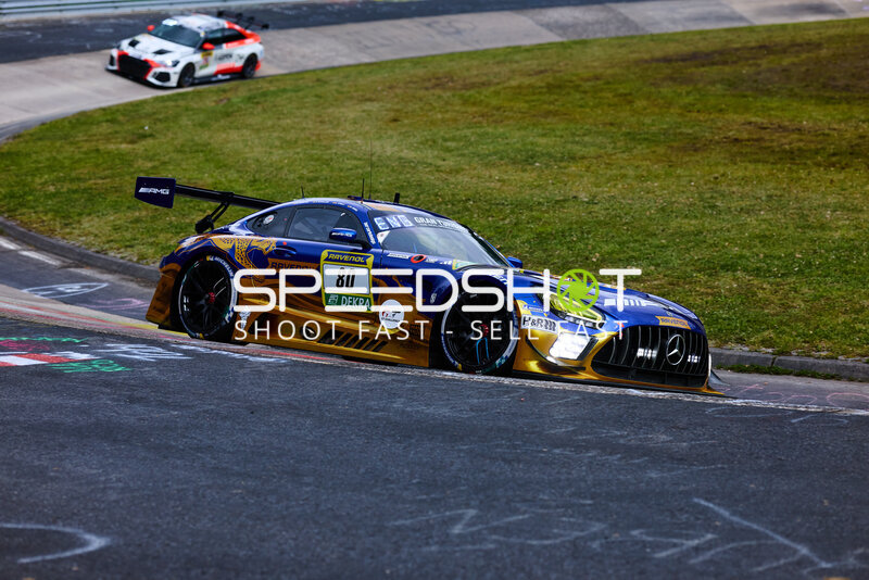 Mercedes-AMG GT3 #80 von RAVENOL in der Kurve am Nürburgring
