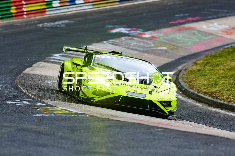 Lamborghini #786 von Renazzo Motorsport in auffälligem Gelbgrün auf der Nordschleife