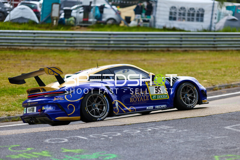 Porsche 911 GT3 #95 vom Sante Royale Racing Team am Nürburgring