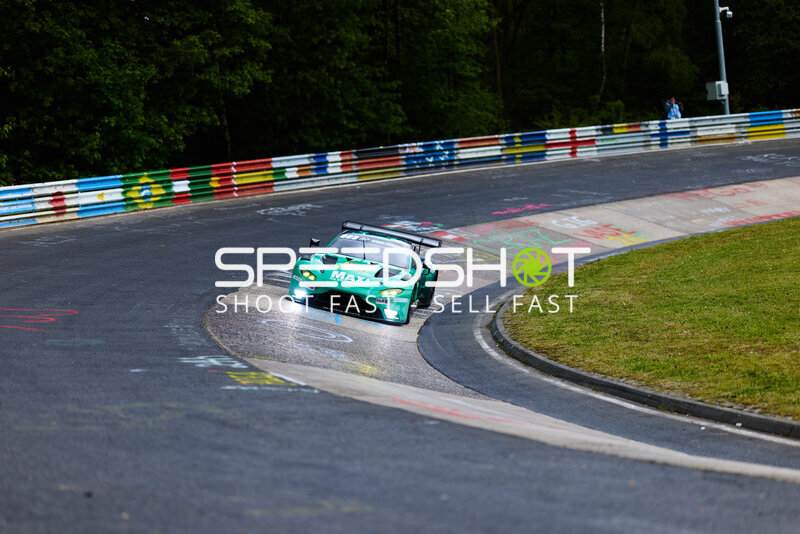Grüner GT3 #91 von Reiter Engineering in der Nordschleife-Kurve