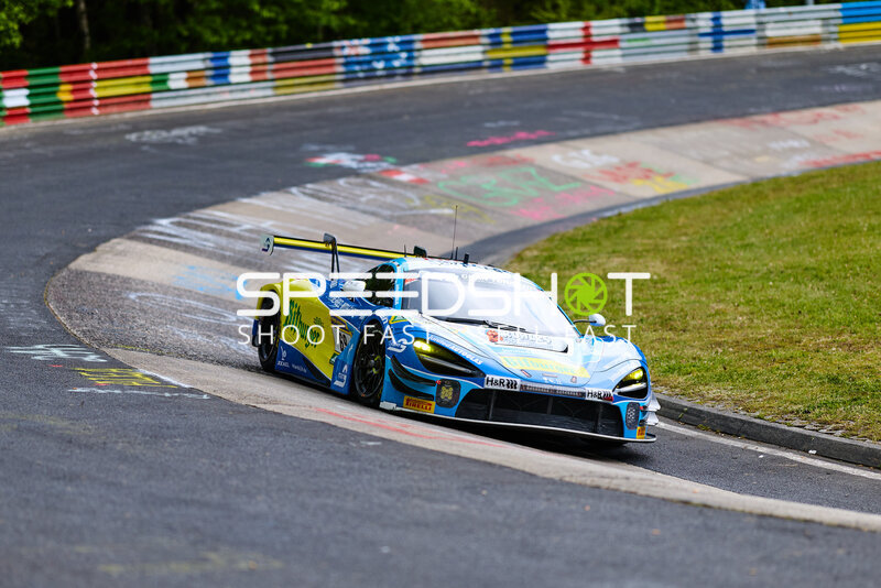 McLaren GT3 #69 von Doerr Motorsport in der Nordschleife-Kurve