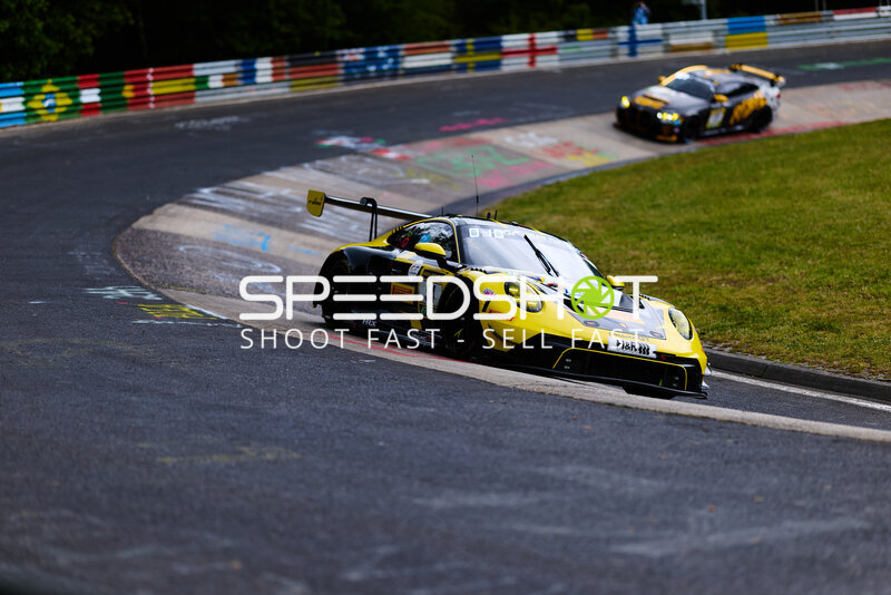 Porsche 911 GT3 R #54 von Dinamic GT in der Kurve am Nürburgring