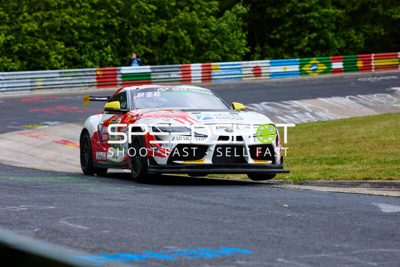 Toyota GR Supra #90 von Toyota Racing United auf dem Nürburgring