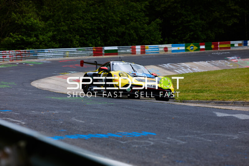 Porsche 911 GT3 #55 von Dinamic GT in der Nordschleife-Kurve