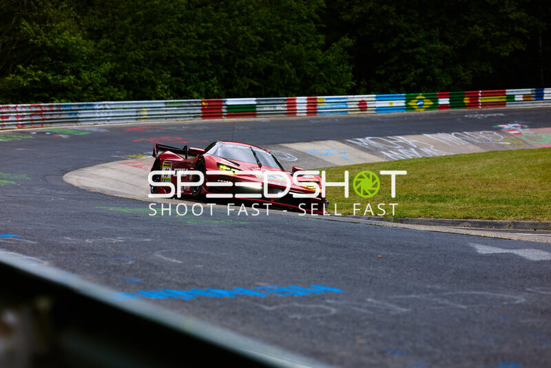 Reiter Engineering #66 nimmt eine Kurve auf der Nordschleife