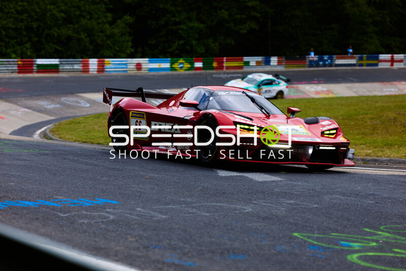 Reiter Engineering #66 nimmt eine Kurve auf der Nordschleife