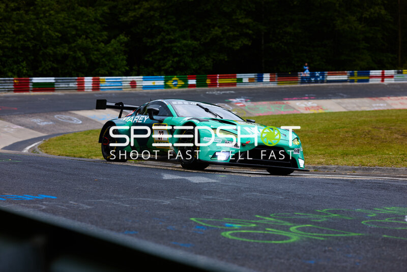 Aston Martin Vantage GT3 #37 von PROsport Racing in der Kurve