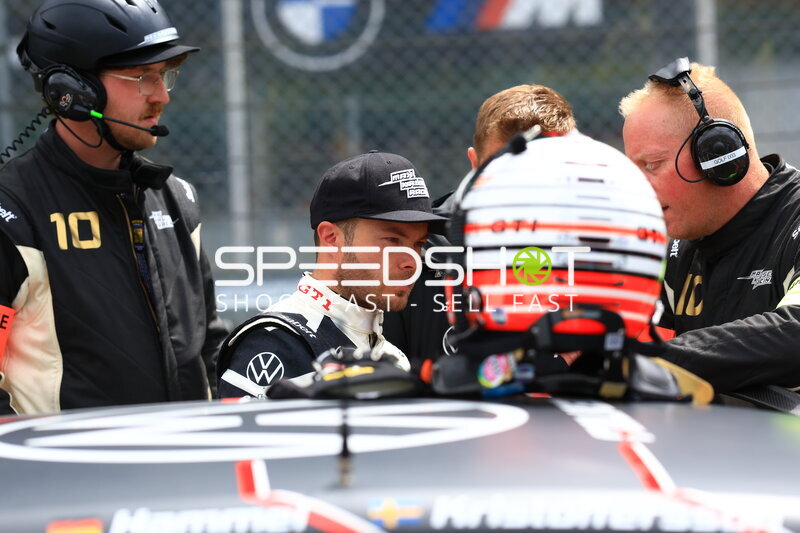 Max Kruse Racing VW GTI am Nürburgring – Fahrerwechsel in der Startaufstellung