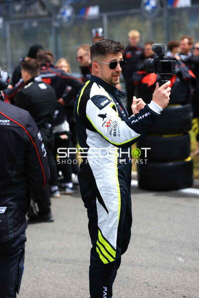 Misha Charoudin mit Kamera im Fahrerlager am Nürburgring