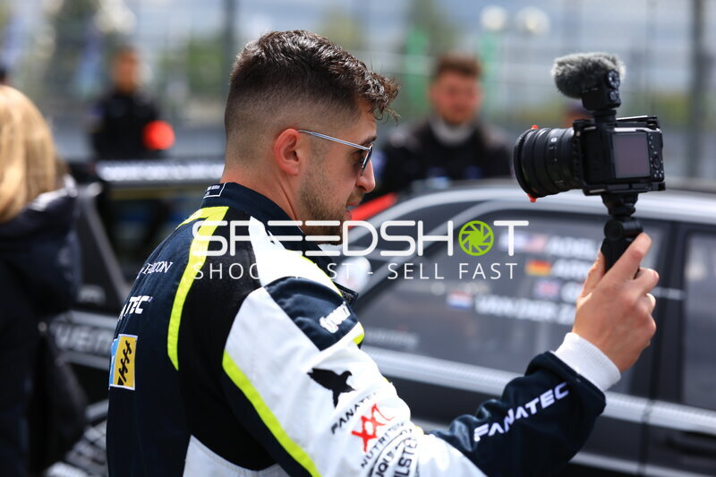 Misha Charoudin mit Kamera im Fahrerlager am Nürburgring