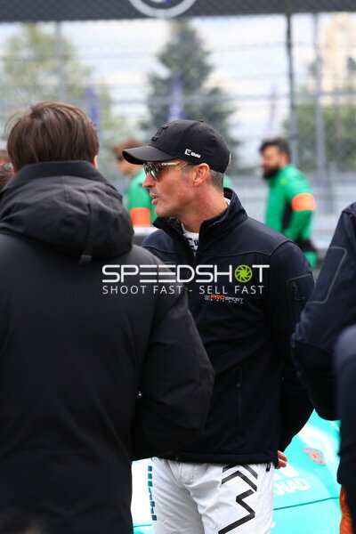 PROsport Racing Teammitglied im Fahrerlager am Nürburgring