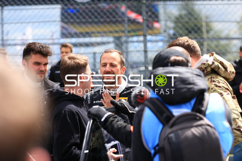 Lance David Arnold im Gespräch im Fahrerlager am Nürburgring
